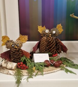 Sowy z szyszek - praca plastyczna.