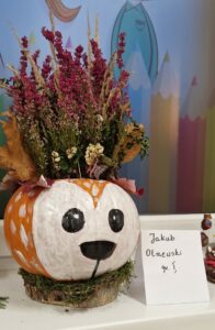 Dyniowy stworek - praca plastyczna.