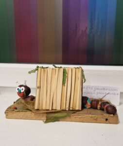 Jesienny stworek z kasztanów, liści i drewienek - praca plastyczna.