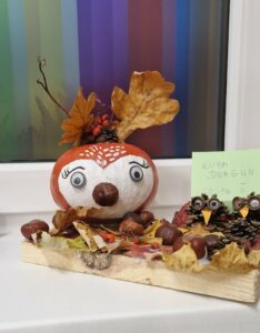 Jesienne zwierzęta z dyni, szyszek i szyszek.