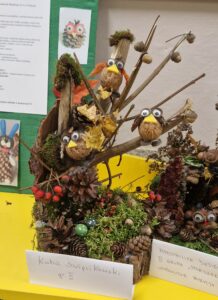 Praca plastyczna - drzewko z sówkami z materiału przyrodniczego.