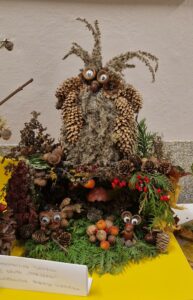 Praca plastyczna - stworki z materiału przyrodniczego.