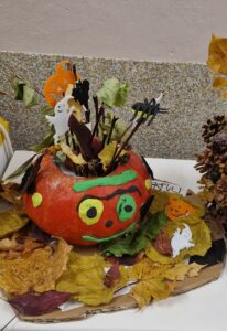 Praca plastyczna - stworek z dyni i materiału przyrodniczego.
