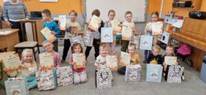 Grupa dzieci z nagrodami konkursowymi.