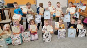 Grupa dzieci z nagrodami konkursowymi.