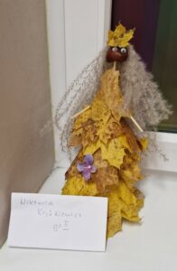 Jesienny ludzik z liści i kasztanów.