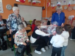 Dzieci przekazują paczkę z herbatami dla seniorów w przedszkolu