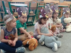 grupa dzieci w maskach misiów, trzyma w ręku swoje misie