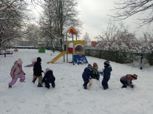 grupa dzieci bawi sie na placu zabaw