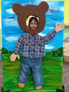 dziewczynka przebrana za misia