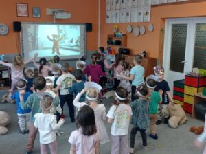 dzieci naśladują tańczącego misia