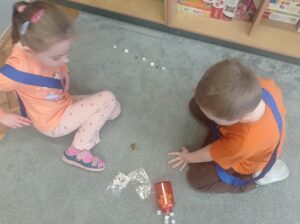 dwoje dzieci układa rytm z dostępnego materiału