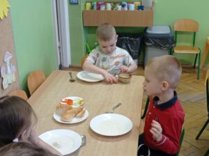 chłopiec smaruje kanapkę