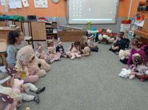 grupa dzieci na dywanie