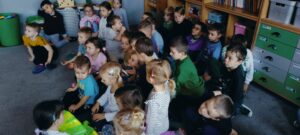 Dzieci oglądają kamizelkę odblaskową