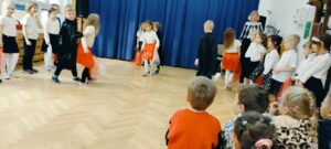 Dziewczynki i chłopcy tańczą na scenie