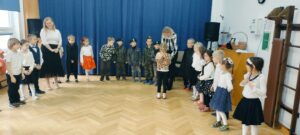 Dziewczynka wręcza podziękowania dla nauczycielki