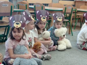 grupa dzieci w maskach misiów, trzyma w ręku swoje misie