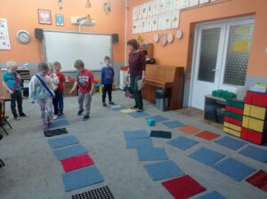 dzieci skaczą po polach gry