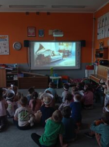 dzieci oglądają bajkę o misiu