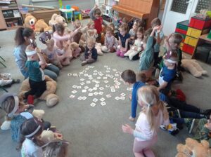 dzieci odgadują zagadki