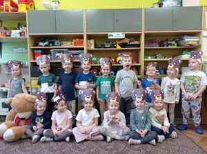 grupa dzieci w maskach misiów