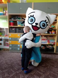 chłopiec przytula Kicię Kocię