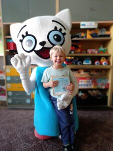 chłopiec siedzi na kolanach Kici Koci