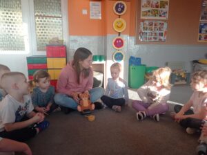 dzieci z panią na dywanie