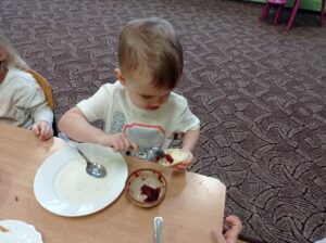 chłopiec smaruje kanapkę