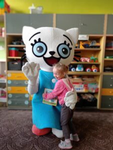 dziewczynka przytula Kicię Kocię