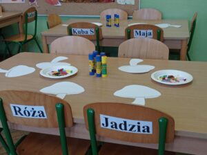 na stoliku leżą szablony grzyba i różne kropki