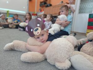 chłopiec leży na misiu