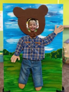 chłopiec przebrany za misia