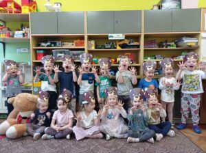 grupa dzieci w maskach misiów