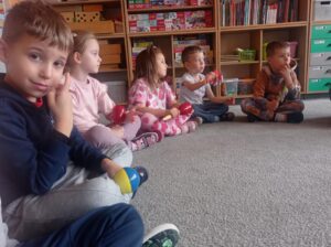 czworo dzieci trzyma w ręku grzechotki