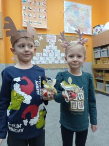 chłopiec i dziewczynka pokazują zrobione renifery