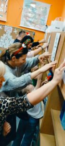 rodzice przyczepiają nos reniferowi