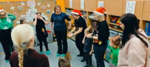 rodzice stoją w kole