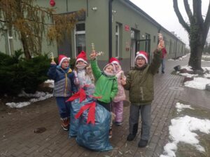 pięcioro dzieci z workami