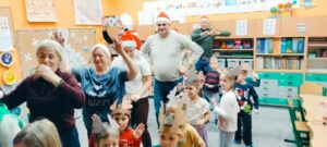 rodzice i dzieci tańczą