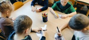 Dzieci kolorują opaski z misiami