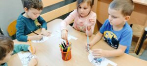 Dzieci kolorują opaski z misiami