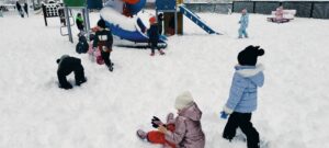 Dzieci bawią się na śniegu