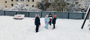 Dzieci bawią się na śniegu