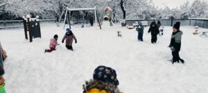 Dzieci bawią się na śniegu