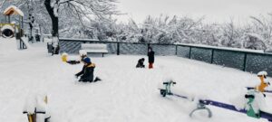 Dzieci bawią się na śniegu