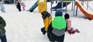 Dzieci bawią się na śniegu