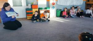 Pracownica księgarni czyta książkę