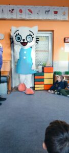 do sali wchodzi Kicia Kocia